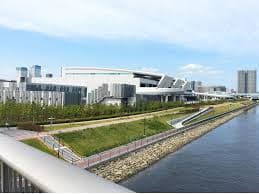 Toyosu Fish Market in tokyo, Japan - The world's largest fish market and successor to Tsukiji, featuring state-of-the-art facilities, famous tuna auctions, and observation decks overlooking the bustling wholesale operations.